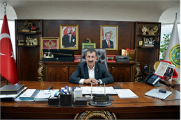 1 Haziran Dünya Süt Günü dolayısıyla bir mesaj yayınlayan Türkiye Damızlık Koyun Keçi Yetiştiricileri Merkez Birliği (TÜDKİYEB) Genel Başkanı Nihat Çelik, Dünya Süt Gününün Birleşmiş Milletler Gıda ve Tarım Organizasyonu tarafından 19 yıldır aralıksız kutlanan anlamlı bir gün olduğuna dikkat çekerek başta koyun ve keçi yetiştiricileri olmak üzere tüm süt üreticileri ile süt sektöründe üretimin ve dağıtımın tüm aşamalarında hizmet veren çalışanların ve yıl boyunca süt tüketen vatandaşların Dünya Süt Gününü kutladı. KEÇİ SÜTÜ ANNE SÜTÜ KADAR DEĞERLİDİR DAHA ÇOK TÜKETİLMELİ Genel Başkan Çelik mesajında, 1 Haziran Dünya süt günü münasebetiyle tüm vatandaşlarımızı süt içmeye davet ederken özellikle de koyun ve keçi sütünün daha fazla tüketilmesini arzu ettiklerini ifade ederek “Süt, insan sağlığı için besin değeri oldukça yüksek bir gıda maddesidir. Özellikle de keçi sütünde bulunan zengin vitamin ve mineral içeriği ile ana sütü kadar değerli olduğu bilim adamlarınca ispatlanmıştır.