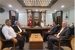 -TÜDKİYEB Genel Başkanı Çelik: -“Düzenleme hayvan satış yerlerine otel konforunda ortam getirilmesini amaçlıyor. Yetiştiricimiz için insani şartlarda bir ortam sağlamayı hedefleyen düzenlemeyi çok yerinde buluyor ve takdir ediyoruz” Ankara-19.07.2020-Türkiye Damızlık Koyun Keçi Yetiştiricileri Merkez Birliği (TÜDKİYEB) Genel Başkanı Nihat Çelik, Tarım ve Orman Bakanlığının bugün Resmi Gazete yayımlanarak yürürlüğe giren Hayvan Satış Yerlerinin Ruhsatlandırılma ve Denetleme Usul ve Esasları Hakkında Yönetmelikte Değişiklik Yapılmasına Dair Yönetmeliğin Türkiye’nin önemli bir sorununa daha çözüm getirdiğini bildirdi. Çelik, “Düzenleme hayvan satış yerlerine otel konforunda ortam getirilmesini amaçlıyor.