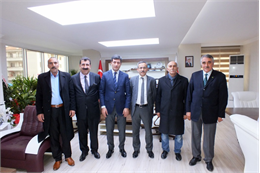 -Orta Vadeli Programla tarımda verimliliğin ve üretimin artırılacak olması memnuniyet verici… -Programa göre sağlanacak fiyat istikrarıyla hem üreticimiz hem de tüketicimiz kazançlı çıkacak… 06.09.2024 – Ankara – Türkiye Koyun Keçi Yetiştiricileri Merkez Birliği (TÜDKİYEB) Genel Başkanı Nihat Çelik, yaptığı açıklamada Hazine ve Maliye Bakanlığı ile Strateji ve Bütçe Başkanlığınca hazırlanan Orta Vadeli Programın (OVP) Cumhurbaşkanı Kararı ile 5 Eylül 2024 tarihli Resmi Gazetede yayımlanarak yürürlüğe girdiğini anımsatarak yeni Orta Vadeli Programa göre tarımda verimliliğin ve üretimin artırılacak olmasının tarım sektörü adına memnuniyet verici olduğunu belirtti. Genel Başkan Çelik, 2025-2027 dönemini kapsayan Orta Vadeli Program'ın ülkenin ekonomisi ve tarımı açısından olumlu olduğunu ve tarımın gelişimiyle birlikte topyekûn kalkınmaya büyük katkılar sağlayacağını kaydederek “Cumhurbaşkanı Yardımcımız Sayın Cevdet Yılmaz’ın açıkladığı Orta Vadeli Programda enflasyonun tek haneye düşürülmesinin amaçlanmış olması bugün yaşadığımız birçok sorunun çözümünde temel anahtar olacağı muhakkaktır. Enflasyonun tek haneye inerek piyasalarda fiyat istikrarının sağlanması, girdi maliyetleri açısından üreticiye ve gıdaya uygun fiyatla ulaşma açısından tüketiciye olumlu yansıyacaktır.