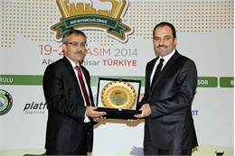 TÜRKİYE Gazetesinden Cevdet Fırat Aydoğmuş'un Haberi - Hayvancılıkta verimi ve kaliteyi artırmak için yeni destekleme modeline geçen Türkiye’nin çoban ihtiyacı, birçok meslekteki açığı geride bıraktı. İŞKUR tarafından 2024’ün 2’nci çeyreğine ilişkin yayımlanan Açık İş İstatistikleri Araştırması Sonuçlarına göre açık iş sayısı, imalat sektöründe 99 bin 991, toptan ve perakende ticaret sektöründe 62 bin 489, konaklama ve yiyecek hizmeti faaliyetleri sektöründe 35 bin 908 bin olarak belirlenmişti. Öte yandan Millî Eğitim Bakanı Yusuf Tekin, geçen yıl eylül ayında “Şu anda 68 bin öğretmen ihtiyacımız var” derken, Türk Eğitim-Sen Genel Başkanı Talip Geylan da Türkiye’de öğretmen açığı sorununu ortadan kaldırmak için 2024’te en az 92 bin atama yapılması gerektiğini söylemişti.