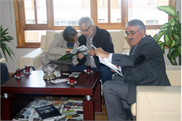 Türkiye Koyun Keçi Yetiştiricileri Merkez Birliği (TÜDKİYEB) Genel Başkanı Nihat Çelik, Niğde Koyun Keçi Yetiştiricileri Birliği Başkanı Şuayip Demirkol ve İş İnsanı Sinan Ünlü’yü makamında kabul ederek sektörle ilgili görüşmelerde bulundu. Genel başkan Çelik, ziyarete ilişkin olarak “ Niğde Birlik Başkanım ız Şuayip Demirkol ve İş insanı Sinan Ünlü Merkez Birliğimize ziyarette bulundular. Kıymetli misafirlerim ile sektörümüzün ve yetiştiricilerimizin sorunlarına ilişkin konularda görüş alışverişinde bulunduk.