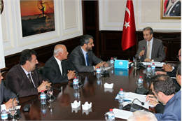 Türkiye Koyun Keçi Yetiştiricileri Merkez Birliği (TÜDKİYEB) Genel Başkanı Nihat Çelik, Kırıkkale Koyun Keçi Yetiştiricileri Birliği Başkanı Mehmet Kürşat Ulusoy’u makamında kabul ederek sektörle ilgili görüşmelerde bulundu. Genel başkan Çelik, ziyarete ilişkin olarak “Kırıkkale Birliğimizin Çok Değerli Başkanı Mehmet Kürşat Ulusoy’un Merkez Birliğimize yapmış olduğu ziyarette sektörümüzün ve Kırıkkale ilimizdeki yetiştiricilerimizin sorunları ve çözüm önerilerine ilişkin birtakım görüşmelerde bulunduk. Nazik ziyaretlerinden dolayı Sayın Başkanıma teşekkür eder, birlik ve beraberliğimizin daim olması temennilerimle çalışmalarında başarılar dilerim” dedi.