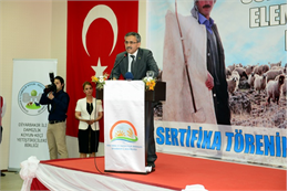 Türkiye Koyun Keçi Yetiştiricileri Merkez Birliği (TÜDKİYEB) Genel Başkanı Nihat Çelik, 15 Kasım 2024 tarihinde AGRO TV’de Taner Öztürk’ün sunduğu “AGRO TV ile Günaydın” programına canlı yayın konuğu olarak katılarak sektörün gündemine ilişkin çeşitli açıklamalarda bulundu. Genel Başkan Çelik, küçükbaş hayvancılık sektörünün ana faaliyet konusunun her ne kadar küçükbaş hayvan yetiştiriciliği olsa da bitkisel üretimi de gerçekleştirdiklerini ifade ederek, bu nedenle tarımda üretim planlamasını önemsediklerini söyledi. Çelik, “ Artık bitkisel ve hayvansal üretimde planlı üretim yapılacak.