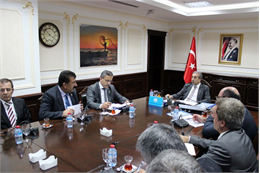 Türkiye Koyun Keçi Yetiştiricileri Merkez Birliğinde (TÜDKİYEB) 15 Kasım 2024 tarihinde çoban istihdamına ilişkin sorunların çözümünde yapılan çalışmalar detaylı bir şekilde ele alınarak önümüzdeki süreçte yapılması gereken çalışmalar değerlendirildi. Merkez Birliğinde Gerçekleştirilen toplantıya Tarım ve Orman Bakanlığı Hayvancılık Genel Müdürü (HAYGEM) Salih Çelik, HAYGEM Genel Müdür Yardımcısı Melikşah Taşkın, İŞKUR Genel Müdür Yardımcısı Oğuz Özdemir, İŞKUR Daire Başkanı Özkan Bolat, Çalışma ve Sosyal Güvenlik Bakanlığı Uluslararası İş Gücü Genel Müdürlüğü Mevzuat ve Uluslararası Antlaşmalar Daire Başkanı Harun Aydoğmuş ve Uzman Ecem Aydoğan katılım sağladılar. TÜDKİYEB Genel Başkanı Nihat Çelik sosyal medyada yaptığı paylaşımda “ Bugün Hayvancılık Genel Müdürümüz (HAYGEM) Sayın Salih Çelik, HAYGEM Genel Müdür Yardımcımız Sayın Melikşah Taşkın, İŞKUR Genel Müdür Yardımcısı Sayın Oğuz Özdemir, İŞKUR Daire Başkanlarından Sayın Özkan Bolat, ÇSGB Uluslararası İş Gücü Genel Müdürlüğünden Daire Başkanı Sayın Harun Aydoğmuş ve Uzman Sayın Ecem Aydoğan’ın katılımlarıyla Merkez Birliğimizde bir araya gelerek İşgücü Uyum Programı kapsamında çoban istihdamı konusunda yapılan ve yapılacak çalışmaları gözden geçirmek üzere birtakım istişarelerde bulunduk.