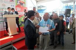 Türkiye Koyun Keçi Yetiştiricileri Merkez Birliği (TÜDKİYEB) Genel Başkanı Nihat Çelik, Bursa Koyun Keçi Yetiştiricileri Birliği Başkanı Veteriner Hekim Yıldırım Oran’ı makamında kabul ederek sektörle ilgili birtakım görüşmelerde bulundu. TÜDKİYEB Genel Başkanı Çelik, ziyarete ilişkin olarak “Bursa Birliğimizin Çok Değerli Başkanı Kadim Dostum Veteriner Hekim Sayın Yıldırım Oran’ın Merkez Birliğimize yapmış olduğu ziyarette sektörümüzün ve Bursa ilimizdeki yetiştiricilerimizin sorunları ve çözüm önerilerine ilişkin birtakım görüşmelerde bulunduk. Nazik ziyaretlerinden dolayı kıymetli Başkanıma teşekkür eder, birlik ve beraberliğimizin daim olması dileklerimle çalışmalarında başarılar dilerim.” dedi.