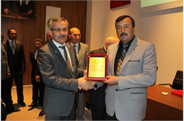 - “ 2025 yılında tarımsal üretim artışlarının sağlanması ve aynı zamanda israf eden iflas eder düşüncesinden hareketle gıda israfının önlenmesi için topyekûn seferberlik ilan edilmelidir.” - " Temennimiz 2025 yılının hem üreticinin hem de tüketicinin mutlu olacağı bir yıl olması …” 20.12.2024 - Ankara - Türkiye Koyun Keçi Yetiştiricileri Merkez Birliği (TÜDKİYEB) Genel Başkanı Nihat Çelik, 2025 yılında küçükbaş hayvancılık sektörüne ilişkin beklentilerini dile getirirken" Bakanlığımızca belirlenen hayvancılığın 5 yıllık yol haritasından hareketle emin adımlarla hedeflerimize ulaşacağımız bir yıl olmasını temenni ediyoruz." dedi. Çelik, yaptığı açıklamada küçükbaş hayvancılık sektörünün 2025 yılına ilişkin beklentilerini değerlendirdi. Öncelikle küçükbaş hayvan sayısı ve verimlerinin mutlaka artırılması gerektiğine dikkat çeken Çelik, kırmızı et üretiminin artırılması halinde ülke gündemini sürekli meşgul eden et fiyatları ve beraberindeki ithalat ile ilgili sorunların ortadan kalkacağını söyledi.