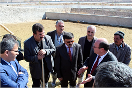 - Türkiye Koyun Keçi Yetiştiricileri Merkez Birliği (TÜDKİYEB) Genel Başkanı Nihat Çelik: - " Bakan Yardımcımızın heyetiyle birlikte Merkez Birliğimize yapmış olduğu ziyaret sektörümüze büyük moral olmuştur " - " Sayın Bakan Yardımcımız ve bürokratlarıyla sektörümüzün 2025 yılı hedeflerini ele aldık. " - " Bakanımız Sayın İbrahim Yumaklı’nın önderliğinde 2025 yılının küçükbaş hayvancılıkta atılım yılı olmasını bekliyoruz " 08.01.2025 – Ankara –Tarım ve Orman Bakan Yardımcısı Prof.Dr. Ahmet Gümen ve beraberindeki bürokratlarının Türkiye Koyun Keçi Yetiştiricileri Merkez Birliği’ne (TÜDKİYEB) yaptıkları ziyarette küçükbaş hayvancılık sektörünün 2025 yılı çalışmaları ve hedefleri masaya yatırıldı.