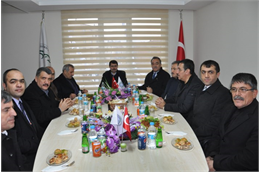 Türkiye Koyun Keçi Yetiştiricileri Merkez Birliği (TUDKİYEB) Genel Başkanı Nihat Çelik, memleketi Van'ın Erciş ilçesinde büyük bir ilgi ve coşkuyla karşılandı. Eski muhtarlar ve 2024 yerel seçimlerinde yeni seçilen muhtarlar ile emektar yetiştiricilerle bir araya gelen Çelik, büyük ilgi ve katılımın olduğu toplantıda yol arkadaşlarıyla birlikte çeşitli istişarelerde bulundu. Genel Başkan Çelik, muhtarların barışın temel taşları olduğunu ve devletle millet arasında çok önemli bir köprü vazifesi gördüklerini ifade ederek muhtarların her zaman üreticilerle bir araya gelerek üretime öncülük etmeleri gerektiğini vurguladı.