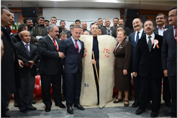 Türkiye Koyun Keçi Yetiştiricileri Merkez Birliği'nin (TÜDKİYEB) il birlikleri bölgesel istişare toplantılarının beşincisi Trabzon'da gerçekleştirildi. Türkiye Koyun Keçi Yetiştiricileri Merkez Birliği (TÜDKİYEB) Genel Başkanı Nihat Çelik, büyük bir coşkuyla karşılandığı Trabzon'da düzenlenen istişare toplantısında Karadeniz bölgesindeki Koyun Keçi Yetiştiricileri Birliği Başkanları ile ülkenin çeşitli bölgelerinden gelen 30 birlik başkanı ve başkan yardımcılarıyla bir araya geldi. Trabzon’un Akçaabat ilçesindeki bir otelde düzenlenen toplantıda konuşan TÜDKİYEB Başkanı Çelik, istişare toplantılarıyla sahada yaşanan sorun ve sıkıntıları tespit ettiklerini söyledi.