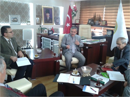 Milliyet Gazetesi – Duygu Erdoğan Tüketicinin kırmızı ete uygun fiyata erişmesi ve piyasa regülasyonu için sık sık ithalat gündeme geliyor. Bu sorunların temelinden çözümü için yetiştiriciler 'yerli üretim' vurgusu yapıyor. Bu kapsamda hayvancılıkta yeni dönem stratejileri hayvan varlığının kaliteli ve sürdürülebilir olmasına odaklanıyor.