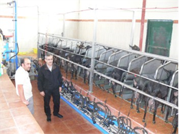 Tarım Bakanlığında Basın Müşaviri olarak görev yapmış olan Ömer Ekşi ve Avukat Atilla Metin 13 Şubat 2025 tarihinde Türkiye Koyun Keçi Yetiştiricileri Merkez Birliği (TÜDKİYEB) Genel Başkanı Nihat Çelik’e bir ziyarette bulundular. Genel Başkan Çelik, ziyarete ilişkin olarak “ Çok Kıymetli Bakanım Sayın Faruk Çelik’in 2015-2017 tarihleri arasında ifa ettiği Gıda Tarım ve Hayvancılık Bakanlığı döneminde Basın müşavirliği görevini yürüten Sayın Ömer Ekşi ile birlikte Avukat Atilla Metin ve çok kıymetli dostlarımın Merkez Birliğimize yapmış oldukları ziyaretten büyük memnuniyet duydum. Nazik ziyaretleri için kendilerine teşekkür ediyor, sağlıklı, huzurlu mutlu bir hayat sürdürmelerini diliyorum.” İfadelerini kullandı.