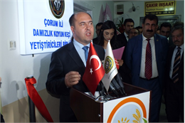 Türkiye Damızlık Koyun Keçi Yetiştiricileri Merkez Birliği Genel Başkanı Nihat Çelik, küçükbaş hayvan sayısının 2024'te bir önceki yıla göre yüzde 4,8 arttığını, bunun hayvancılık yol haritasındaki desteklerle sürekli hale geleceğini söyledi. Çelik, AA muhabirine, Türkiye İstatistik Kurumu tarafından açıklanan 2024 yılı hayvansal üretim verilerine ilişkin değerlendirmede bulundu. Ülkede küçükbaş hayvan sayısının geçen yıl 2023'e göre yüzde 4,8 artarak 54,9 milyona ulaştığına dikkati çeken Çelik, verilerin dalgalı seyir izlediğini söyledi.