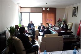 Türkiye Damızlık Koyun Keçi Yetiştiricileri Merkez Birliği (TÜDKİYEB) Genel Başkanı Nihat Çelik, küçükbaş hayvanlarda 2023'te yüzde 24,3 olan sigortalılık oranının geçen yıl yüzde 26,6'ya ulaştığını belirtti. Çelik, AA muhabirine, Tarım Sigortaları Havuzu (TARSİM) uygulamalarının Türkiye'de tarım sektöründe üreticilerin kayıplardan dolayı zarara uğramaması noktasında önemli katkılar sağladığını söyledi. TARSİM'in hem hayvancılık hem de bitkisel üretimde kapsamlı sigorta seçenekleri sunduğuna dikkati çeken Çelik, hayvancılıkta sigorta yaptırmanın yetiştiricilerin bilinçlenmesiyle doğru orantılı olduğunu ifade etti.