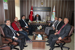 Edirne İli Damızlık Koyun Keçi Yetiştiricileri Birliği'nin ev sahipliğinde 7 Mayıs 2025 tarihinde Edirne Ticaret Borsası Canlı Hayvan Pazarında koç teke mezatı gerçekleştirildi. Birbirinden değerli damızlık koç ve tekelerin görücüye çıktığı mezat yetiştiricilerin yoğun ilgisi ile gerçekleşirken, mezata Çanakkale, Tekirdağ ve Kırklareli Koyun Keçi Birliklerinin Başkanları katılım sağladı. Türkiye Koyun Keçi Yetiştiricileri Merkez Birliği (TÜDKİYEB) Genel Başkanı Nihat Çelik, Edirne’de düzenlenen koç ve teke mezatına ilişkin şu ifadeleri kullandı; “ Edirne Birliğimizin ev sahipliğinde koç ve teke mezatı gerçekleştirildi.