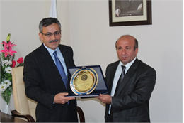 Türkiye Koyun Keçi Yetiştiricileri Merkez Birliği (TÜDKİYEB) Genel Başkanı Nihat Çelik, yaklaşan kurban bayramı öncesinde kurbanlıklar ile ilgili AA muhabirine açıklamalarda bulundu. Genel Başkan Çelik, kurban bayramının İslam âlemi için özel bir bayram olduğuna dikkat çekerek “ Kurban bayramı Müslümanlar için özel bir bayramdır. Kurban ibadetinin tek bir amacı vardır o da Allah’a yaklaşma ve Allah'ın rızasını kazanmaktır.