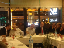 - " Temiz bir çevre için hepimize büyük sorumluluklar düşüyor." - " Temiz bir çevre için plastik kirliliğini önlenmek mecburiyetindeyiz " 04.06.2025 - Ankara - Türkiye Koyun Keçi Yetiştiricileri Merkez Birliği (TÜDKİYEB) Genel Başkanı Nihat Çelik, Dünya Çevre Gününün her yıl 5 Haziran tarihinde değişik etkinliklerle kutlanmakta olduğunu anımsatarak,“ Bugün yaşadığımız plastik kirliliği tüm canlılar ve doğal varlıklar için en büyük tehditlerin başında gelmektedir. Dünya Çevre Gününün bu yılki teması olan plastik kirliliğine karşı duyarlı olmak adına topyekûn plastik kirliliğine karşı harekete geçilmesi, daha temiz daha sağlıklı bir çevre için son derece önemlidir.” dedi. Çelik, Dünya çevre günü münasebetiyle yaptığı açıklamada, plastik kirliğinin çok önemli bir çevre sorunu olduğunu ve bu sorunun tarıma da olumsuz yansıdığını kaydederek Dünyada her yıl 430 milyon tondan fazla plastik üretildiğini, bunun üçte ikisinin, tek kullanımlık kısa ömürlü ürünler olduğunu ve hızlıca atığa dönüştüğünü ve insanların gıda zincirine karışarak büyük tehlike arz ettiğini söyledi.