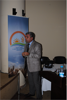 Nefes Gazetesi / Songül Dalgıç Bilgili Türkiye Damızlık Koyun Keçi Yetiştiricileri Merkez Birliği (TÜDKİYEB) Genel Başkanı Nihat Çelik, Kurban Bayramı'nda 2,5 milyonu küçükbaş olmak üzere 3 milyonun üzerinde kurbanlık satıldığını tahmin ettiklerini bildirdi. Küçükbaşa talebin bu yıl da artarak devam ettiğini aktaran Çelik, "Geçen yıl yüzde 70 seviyelerinde olan küçükbaş talebi, bu yıl yüzde 80'in üzerine çıktı" dedi. Bayram öncesi geçen yıla kıyasla kurbanlık fiyatlarında yüzde 18 gibi bir artış öngördüklerini hatırlatan Çelik, "Küçükbaş kurbanlıklarda canlı kilogram fiyatının 270 lira ile 300 lira arasında değişebileceğini ifade etmiştik.