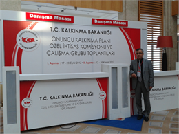 Mehmet Ali Parto / Yeni Şafak Gazetesi TÜDKİYEB Genel Başkanı Nihat Çelik, Kurban Bayramı'nda 2,5 milyonu küçükbaş olmak üzere toplamda 3 milyonun üzerinde kurbanın satıldığını açıkladı. Derilerin büyük kısmının toplanamadığı için çöpe gittiğini belirten Çelik, bu durumun ekonomide ciddi kayıplara neden olduğunu söyledi. Türkiye Damızlık Koyun Keçi Yetiştiricileri Merkez Birliği (TÜDKİYEB) Genel Başkanı Nihat Çelik, 2025 Kurban Bayramı süresince gerçekleşen kurbanlık satışlarıyla ilgili değerlendirmelerde bulundu.