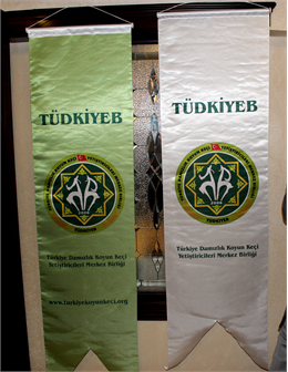 TÜDKİYEB Genel Başkanı Nihat Çelik, şap hastalığına karşı hayvan kesimlerinin veteriner hekimlerin kontrolünde devam ettiğini belirterek, "Et fiyatlarının şap hastalığı nedeniyle artması söz konusu değil." dedi. Türkiye Damızlık Koyun Keçi Yetiştiricileri Merkez Birliği (TÜDKİYEB) Genel Başkanı Nihat Çelik, AA muhabirine yaptığı değerlendirmede, şap hastalığıyla ilgili gelişmeleri yakından takip ettiklerini, sığır, manda, koyun ve keçi gibi çift tırnaklı hayvanlarda virüslerin neden olduğu hastalığın çok hızlı yayıldığını söyledi. Hastalığın buzağılarda ve kuzularda ölümle sonuçlanabileceğine dikkati çeken Çelik, hastalığın ayrıca süt ve et verimini düşürerek ekonomik kayba yol açabildiğini ifade etti.