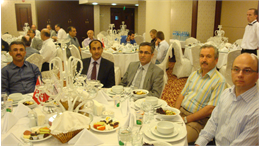 Semih Bozkuş / Yeni Şafak Yangınlarla mücadelede insansız hava araçları, gözetleme kuleleri ve modern ekipmanlar kullanılıyor; ancak doğanın kendi sunduğu bir çözüm de var. Keçiler, kuru ot ve çalıları yiyerek orman altı örtüsünü temizliyor ve yangınların hem çıkışını hem de yayılmasını engelliyor. Bu yöntem, geleneksel hayvancılığın modern çevre koruma stratejilerine katkı sunduğu nadir örneklerden biri.