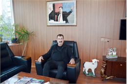 Türkiye Koyun Keçi Yetiştiricileri Merkez Birliği Genel Başkanı Nihat Çelik, "Tarım ve Orman Bakanımız Bekir Pakdemirli'nin DİTAP'ı hayata geçirmesiyle birlikte artık çiftlikten sofraya kadar bir hizmet zinciri oluşacak. Alıcı, satıcı, üretici, tüketici hepsi bu platformda birleşecek, herkes birbirini izleyecek ve takip edebilecek." dedi. TÜDKİYEB Genel Başkanı Nihat Çelik, Tarım ve Orman Bakanlığı'nın gıdada üretimden tüketime tüm zinciri dijital ortama taşıyacak Dijital Tarım Pazarı'nı devreye sokmasından büyük memnuniyet duyduklarını ifade ederek projesinin özellikle kırmızı et sektöründe aracıları ortadan kaldıracağını belirtti.