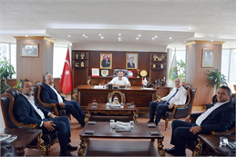 Ankara- 14.07.2020 - Türkiye Damızlık Koyun Keçi Yetiştiricileri Merkez Birliği (TÜDKİYEB) Genel Başkanı Nihat Çelik, AA muhabirine yaptığı açıklamada, kurbanlık kesiminin dini vecibeler göz önünde bulundurularak belli kurallara göre yapılması gerektiğini söyledi. Çelik, marketlerin çeşitli kilogramlarda kurbanlık satışı yapılması hizmetini doğru bulmadıklarının altını çizerek, vatandaşların kurbanlıklarını görerek seçerek almalarının daha güzel olduğunu kaydetti. Kurban Bayramı geleneklerinin yaşatılması gerektiğine işaret eden Çelik, kurban kesmek isteyen vatandaşların pandemi kurallarına uyarak pazarlarda üreticilerden alış veriş yapmalarını tavsiye etti.